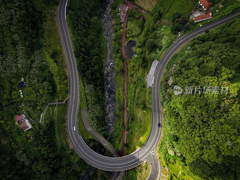 航拍图像在圣米格尔岛，亚速尔群岛，葡萄牙的山中间的道路上