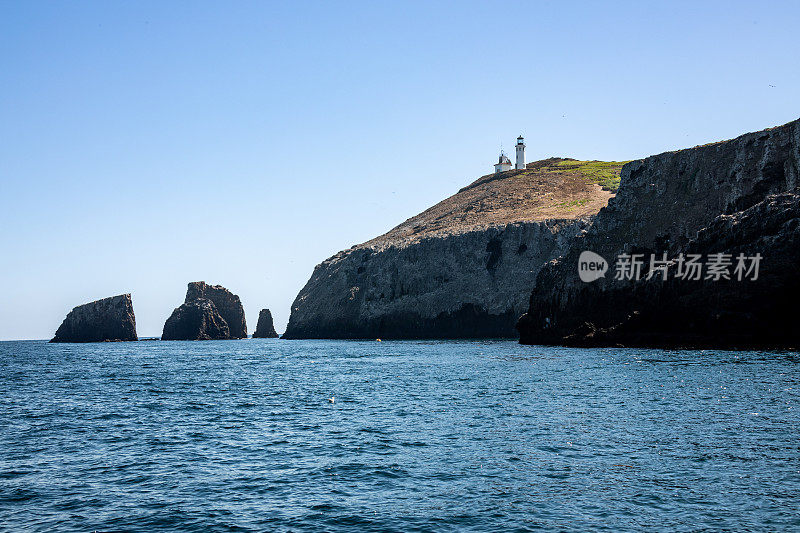 加州海峡群岛国家公园阿纳卡帕岛尽头的灯塔和岩石