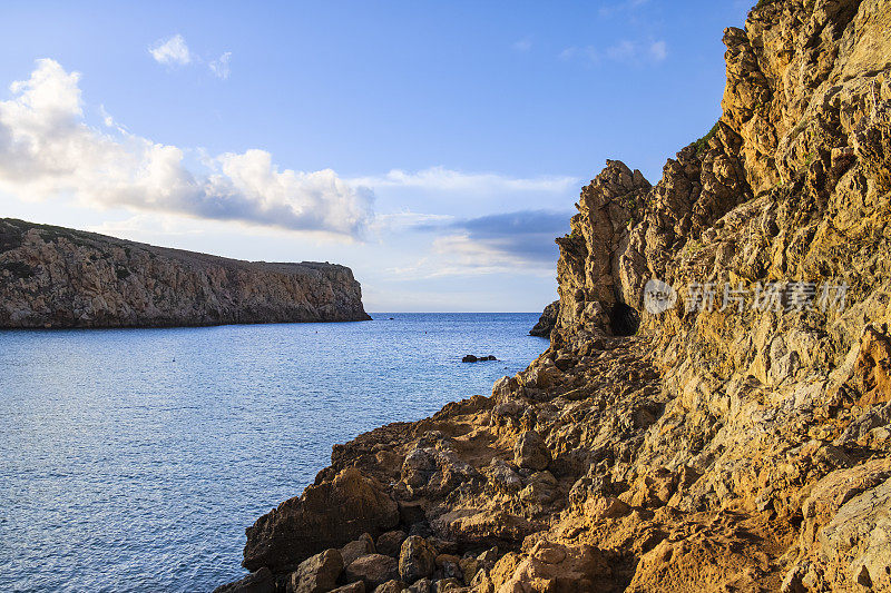 意大利撒丁岛西部的卡拉·德梅蒂卡湾高耸的悬崖