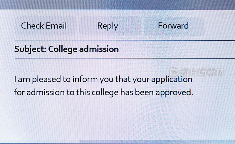 电脑显示器上显示的电子邮件显示:大学录取成功