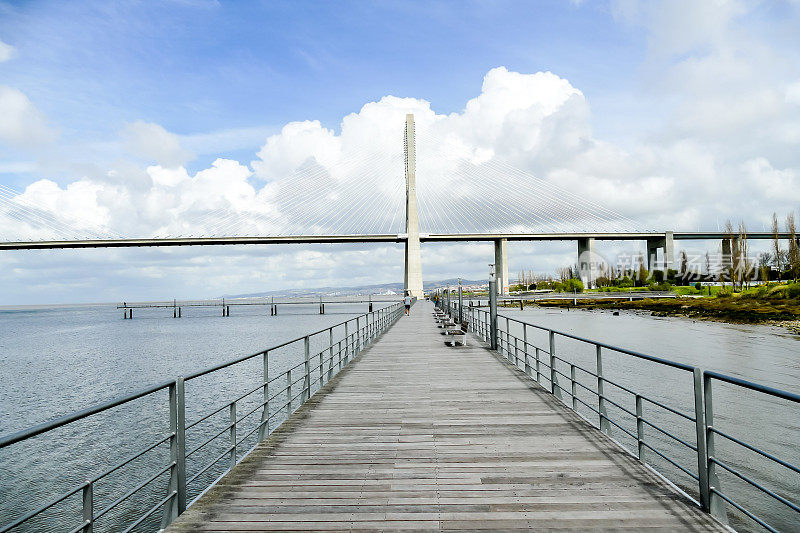 葡萄牙首都里斯本湖上的一座木桥