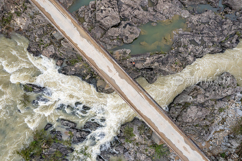 鸟瞰图，一座桥横跨岩石河道和河水