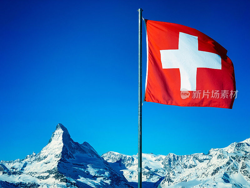 世界著名的马特峰在采尔马特上方，挂着瑞士国旗
