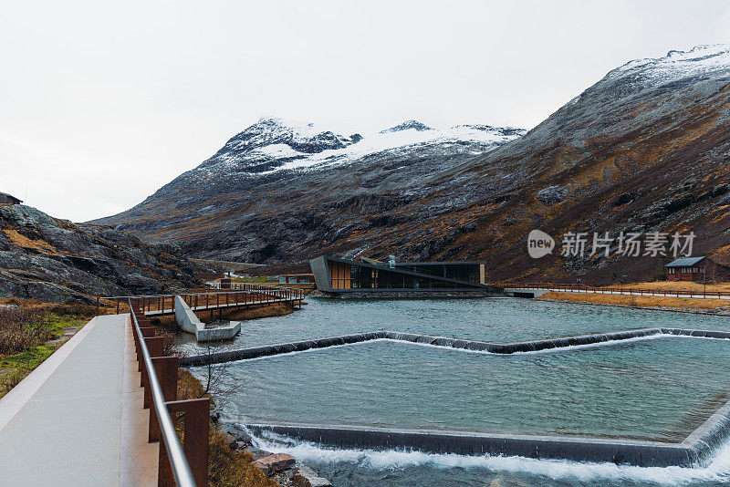 在Trollstigen，挪威，凝视着风景优美的山景和流动的河流