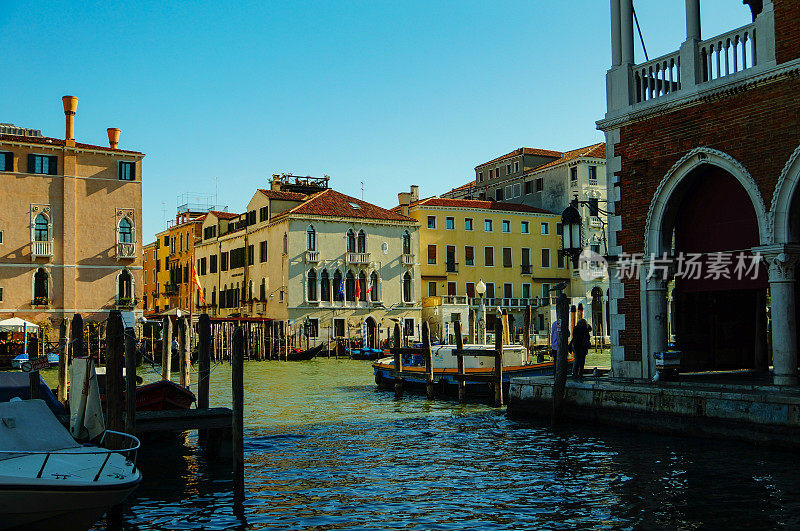 威尼斯运河上的贡多拉