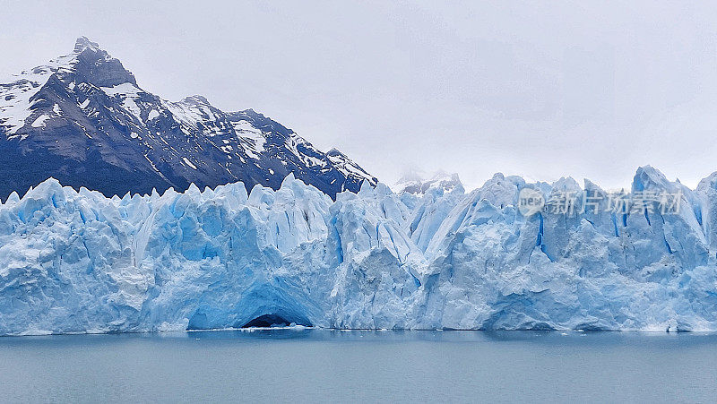 从它脚下的海中可以看到佩里托莫雷诺冰川壮观的冰墙