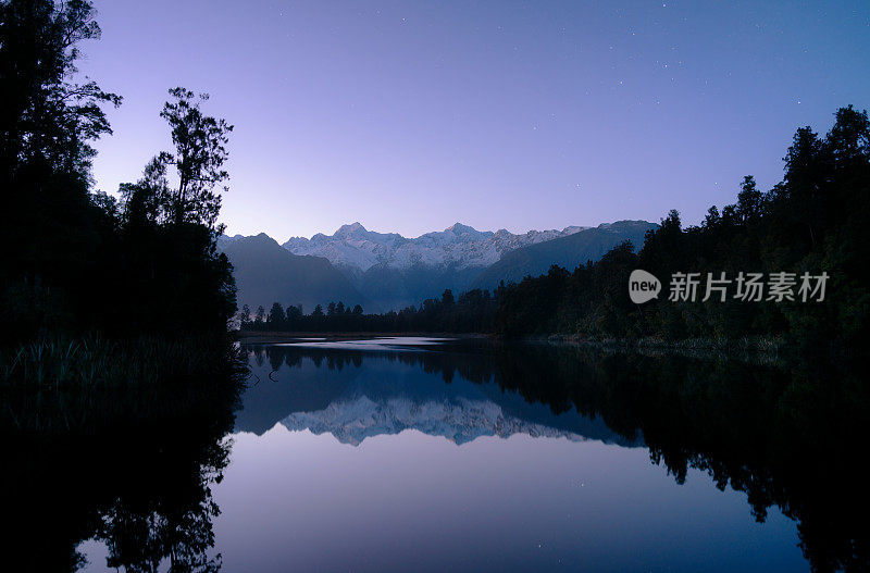 新西兰南岛马西森湖上的星星