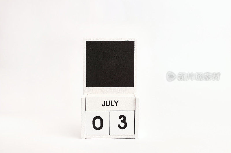 日期为7月3日的日历和设计师的位置。说明某一特定日期的事件。