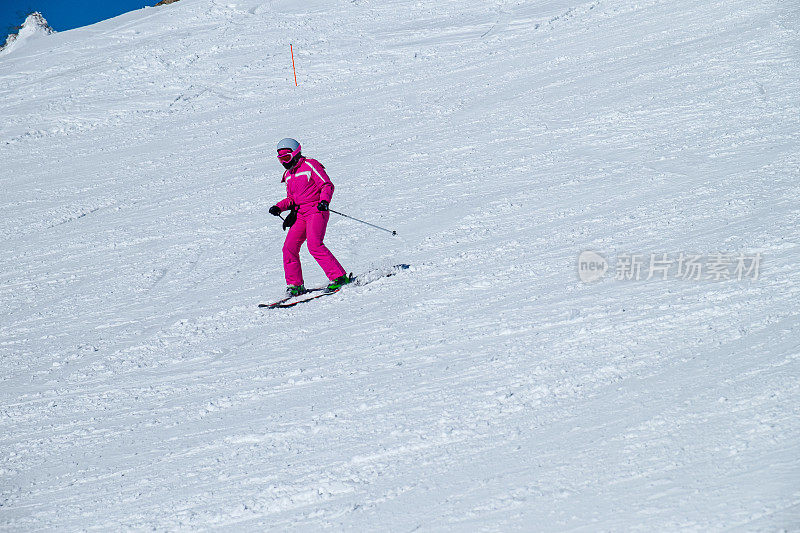 冬日里，穿着滑雪服，享受着下坡的乐趣