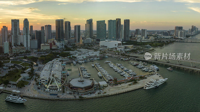 天空之景迈阿密观景轮在海湾市场的鸟瞰图，倒影在比斯坎湾的水和布里克尔的高光摩天大楼，日落时分的城市金融中心