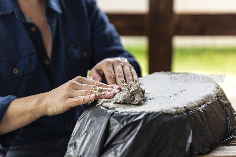 女陶工揉捏粘土制作陶瓷制品