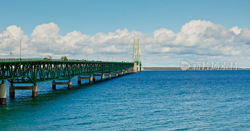 多云天Mackinac大桥的高角度视图