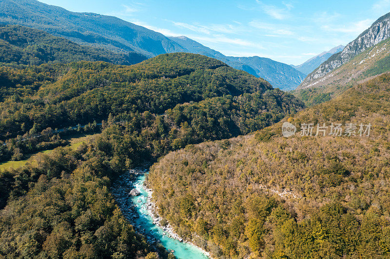 从上面看，原始的河流景观被林地包围