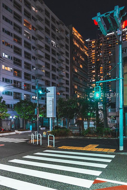 午夜的东京，空荡荡的街道和城市灯火通明