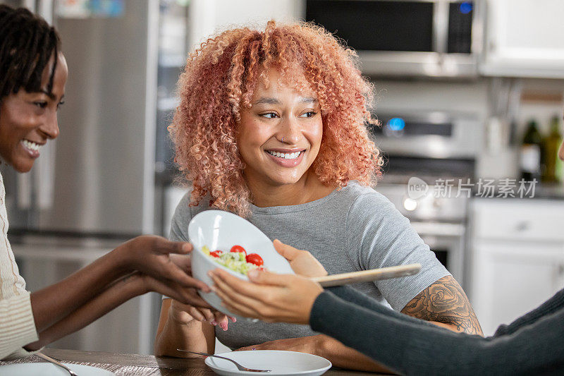 在晚宴上，女士们享受健康而令人满意的饭菜