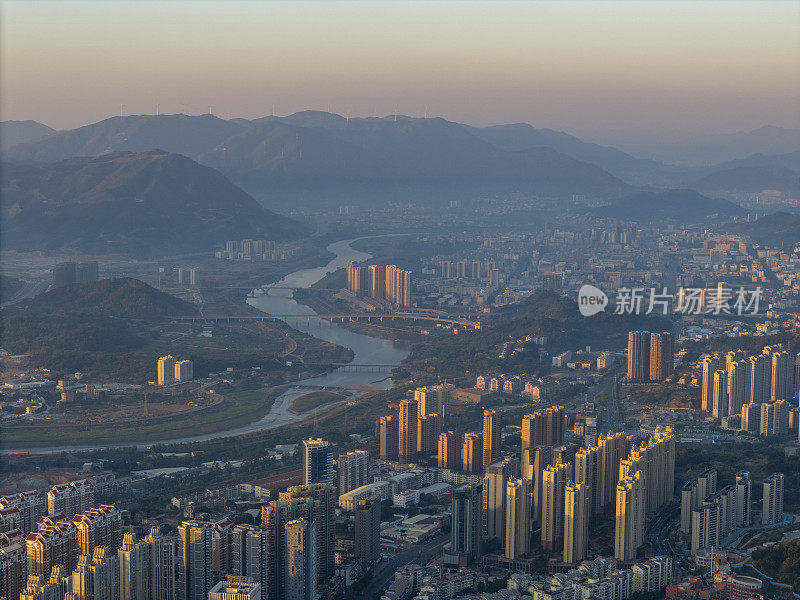 阳光照在城市的高层建筑上