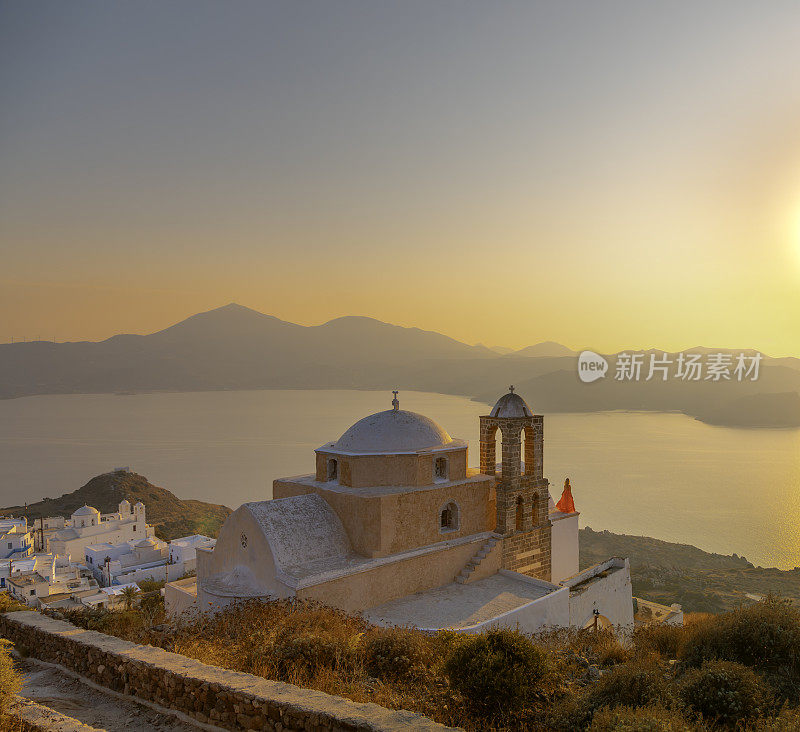 日落时分，希腊米洛斯岛普拉卡村的传统希腊东正教教堂