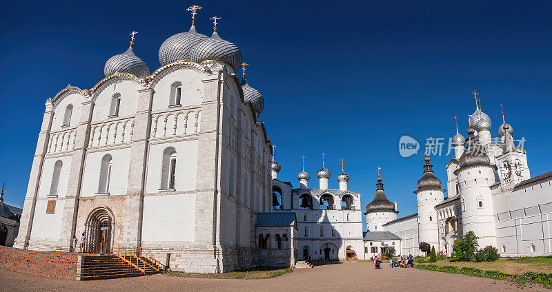 俄罗斯金环罗斯托夫的圣母升天大教堂和钟楼。