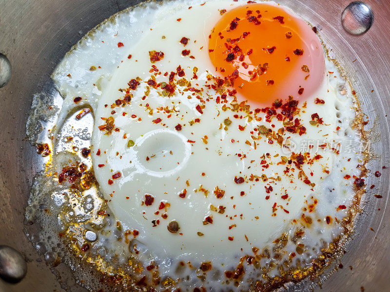 煮熟的鸡蛋放在盘子里