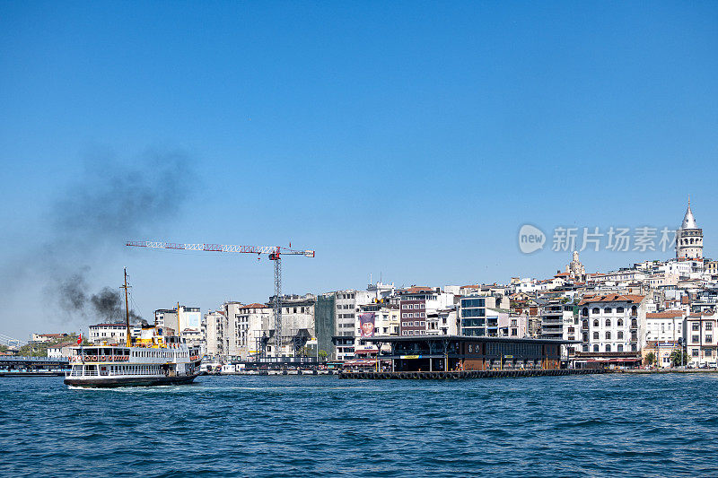 客船在美丽的城市是Karaköy港口İstanbul，土耳其