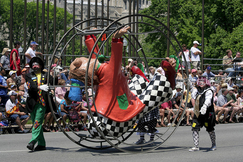 在美国印第安纳波利斯举行的印第500游行花车上，滑稽的小丑推着小丑轮