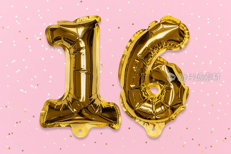 气球上的数字用金箔做成，数字16在粉红色的背景上用亮片装饰。
