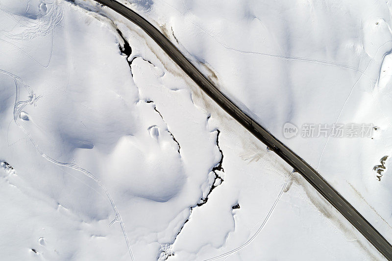 鸟瞰图空的道路在冬天，尤利尔帕斯，瑞士阿尔卑斯山