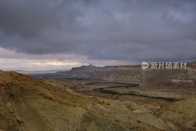 冬季，内盖夫沙漠山脉的乌云