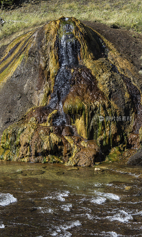 黄石国家公园诺里斯间歇泉盆地附近的温泉，这是公园里最热的间歇泉盆地。