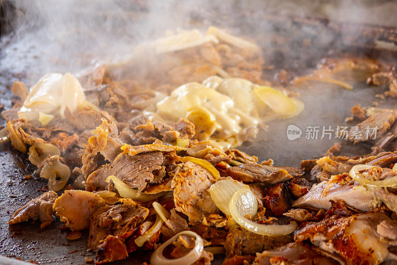 准备铁板烤猪肉