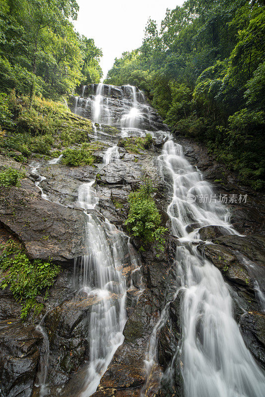 长时间暴露水流下瀑布