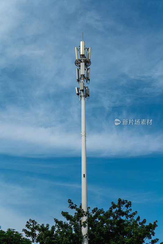 蓝天下的5G信号塔