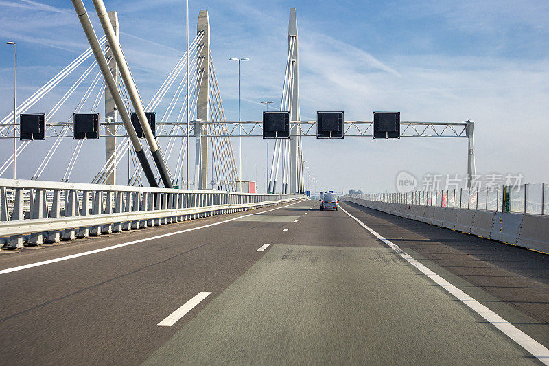 荷兰Ewijk市附近A50高速公路上的交通。瓦尔河上的一座大桥