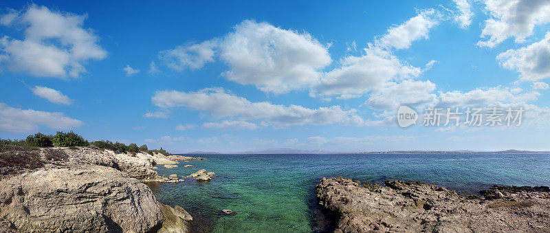 美丽的绿松石色岩石海景，清澈透明的水