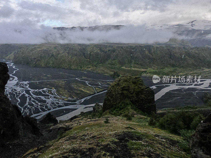 美丽的冰岛全景风景，绿色和黑色的火山Landmannalaugar山，在著名的laugavgur徒步旅行路线。