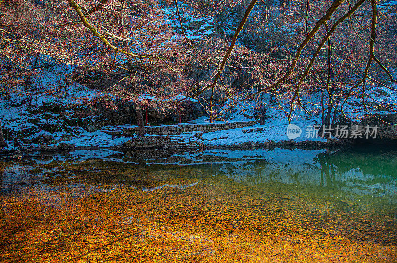 冬季山地景观，河流积雪和树木，最喜欢野餐的地方