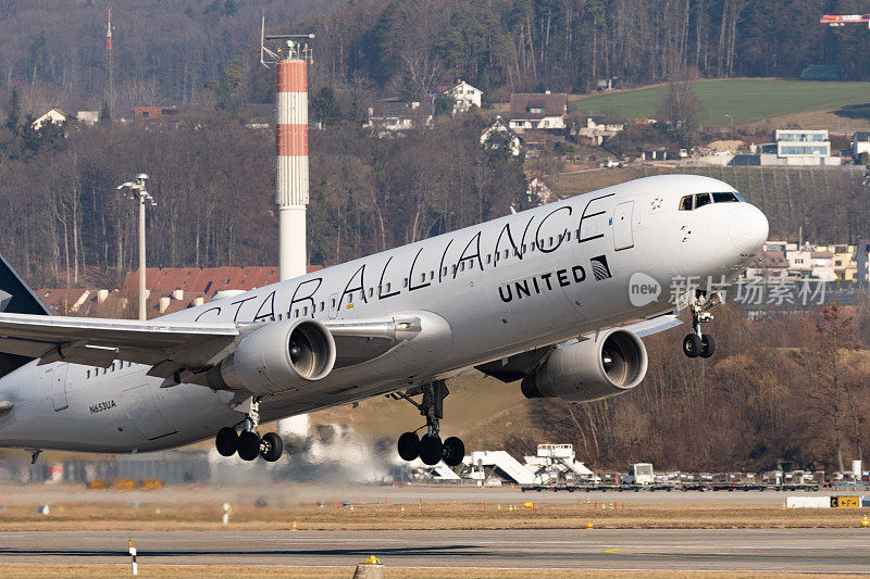 联合航空公司波音767-322ER飞机从瑞士苏黎世起飞