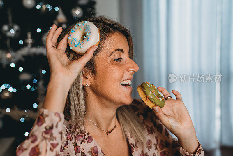 在家里玩甜甜圈的千禧女性