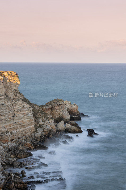 景观长暴露海滩与冲击海浪和岩石