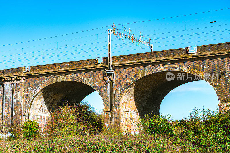 红砖铁路高架桥在ribble山谷。英国铁路