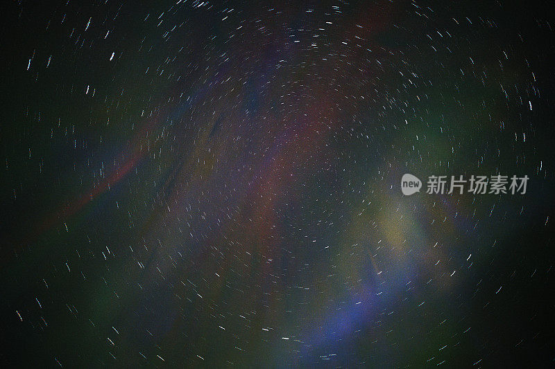 夜空中五颜六色的北极光。星星在数字生成的图像上留下痕迹