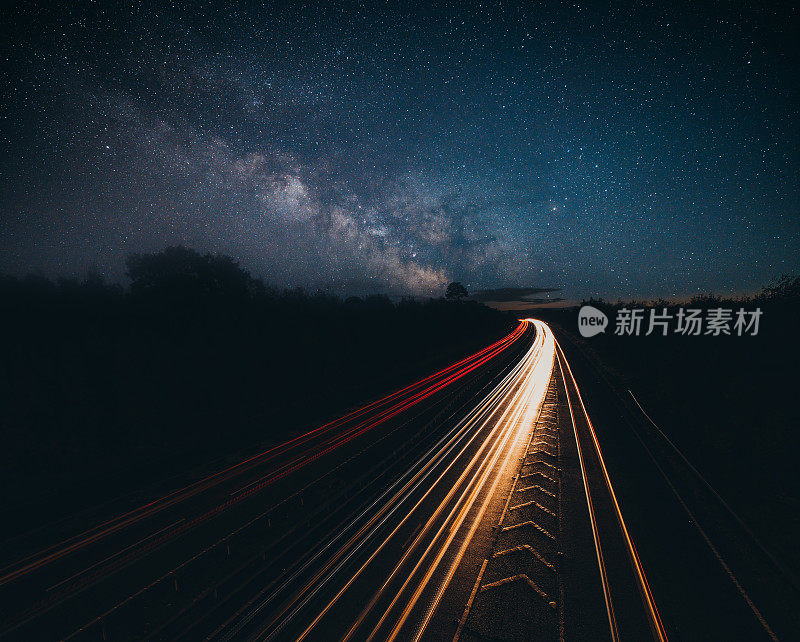 英国高速公路的夜晚