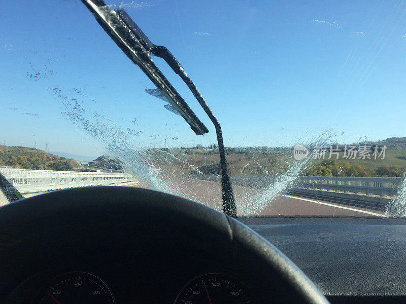 用挡风玻璃刮水器清洗汽车挡风玻璃