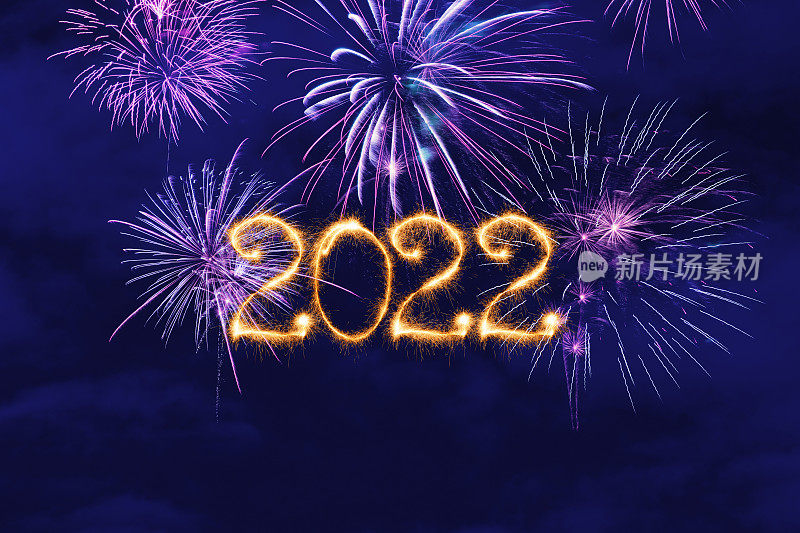 用烟花来庆祝2022年的新年