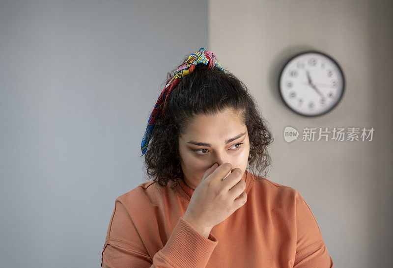 年轻女子在家写生。她看起来悲伤而沉思