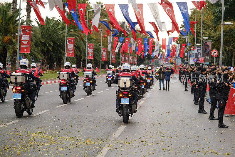 10月29日共和国日的摩托车宪兵队游行。在伊斯坦布尔拍摄的社论。