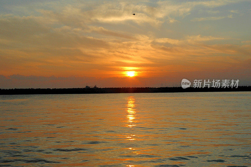 九州别府湾清晨的红天空