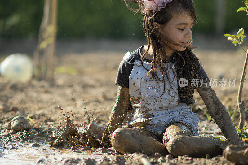 小女孩在玩泥巴