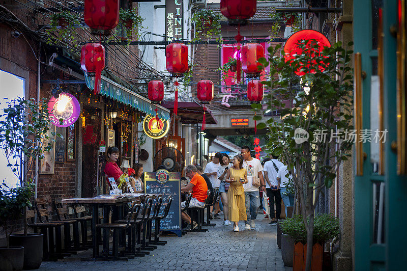 中国上海的田子坊是一个受欢迎的旅游目的地，沿街有精品商店、工艺商店、时尚的艺术工作室、咖啡馆、酒吧和餐馆