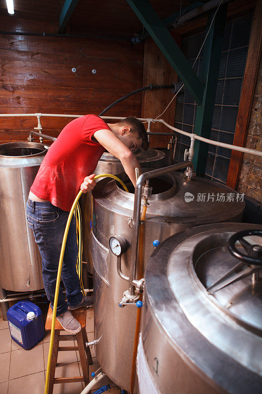 年轻男性酿酒师，从事精酿啤酒生产